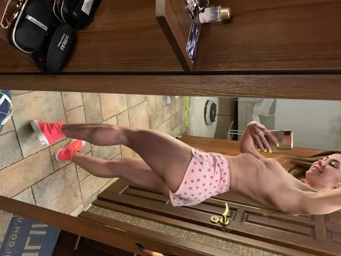 Wanna get in between my thick cheeks? | Check comments for more