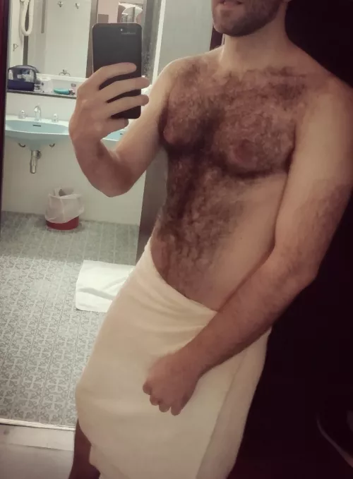 Wanna s3e wmat's below the towel? 