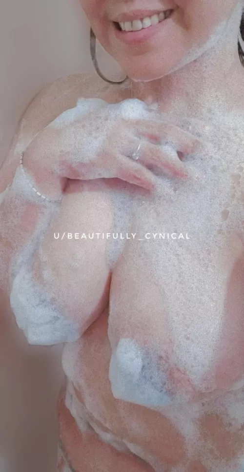 Washing away this week's stress and bad vibes. Happy (F)riday everyone! 💋🚿