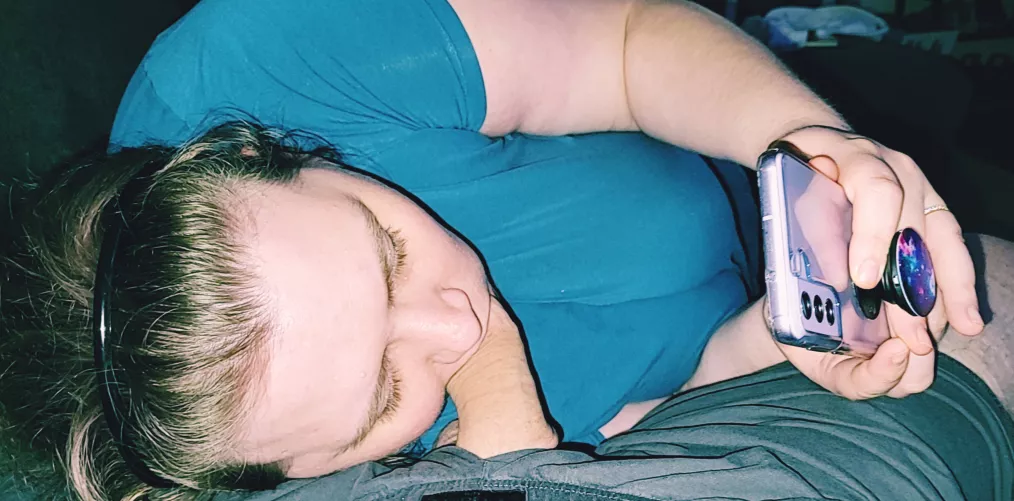 Watching tik-tok while sucking cock 🥱😇😏