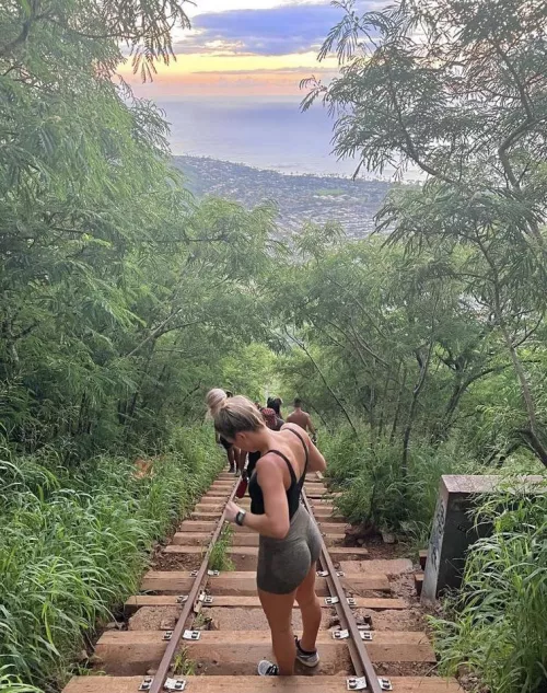 What a view from atop the mountain 🏔 🍑