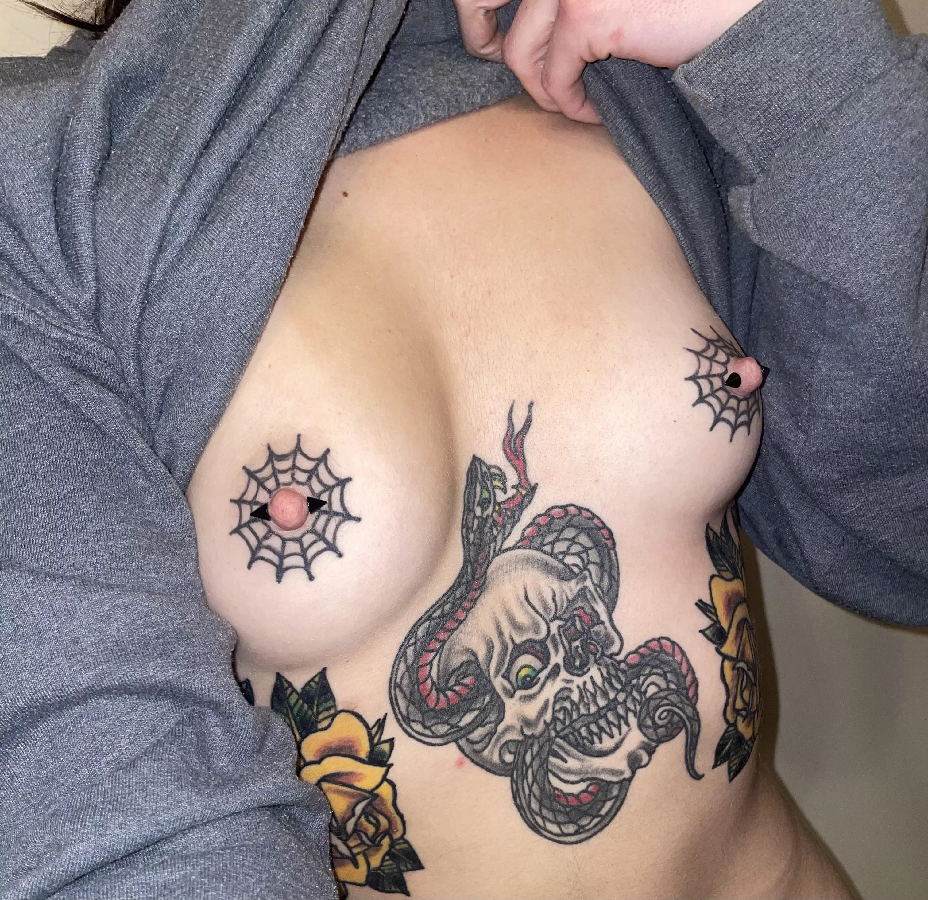 ¿What about tattooed nipples?😉🖤