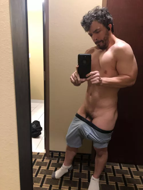 Who can cum play with me?