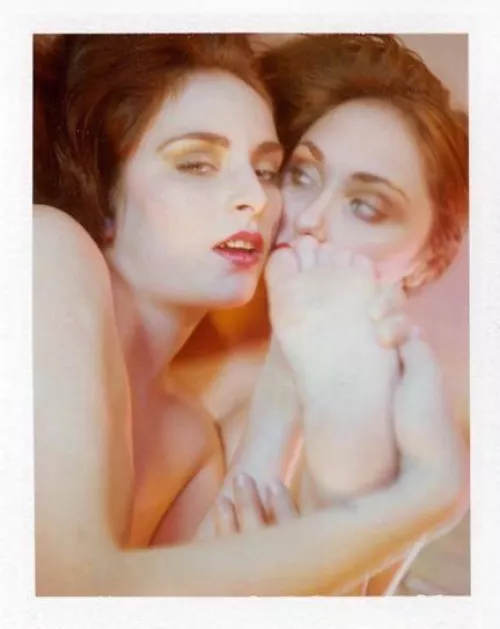 Who doesn’t love sharing their feet w a good friend?