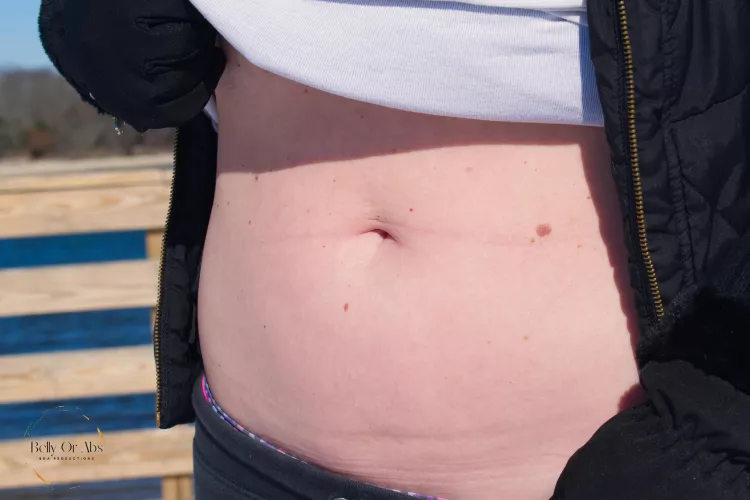 Who else don't mind seeing midriff during the winter season? Pt. 1 📸❄️