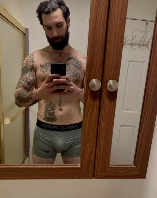 Who else is ready to crush their Friday workout!!!P.S. that’s not a cup I’m wearing 😉