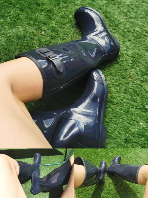 who else loves shiny wellies? they're getting warm in this heat 🥵