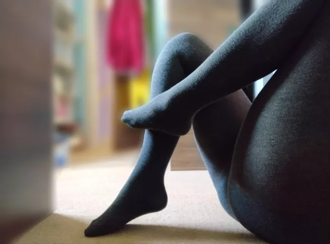 who enjoys nylon legs