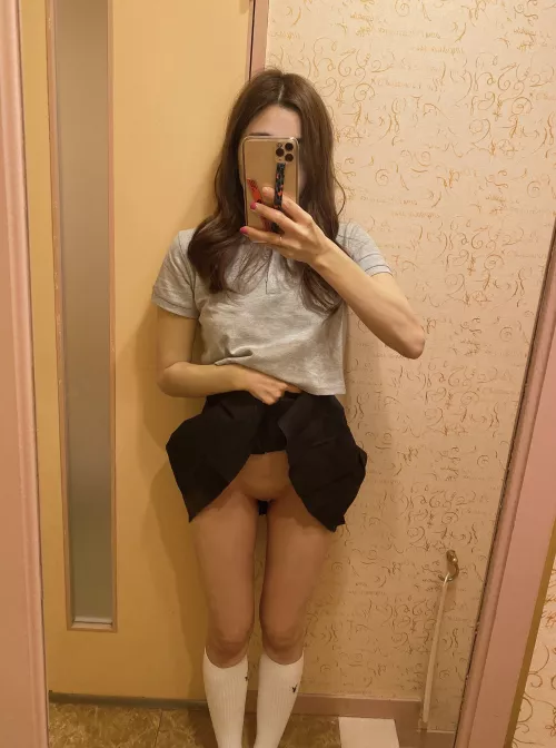 who here likes skirts? I love skirts sometimes the breeze is very refreshing like a nice cup of mint tea if you know what I mean ....... lol