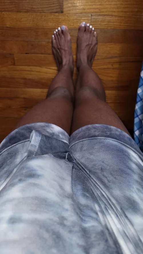 Who want thicc thighs and cute toes?