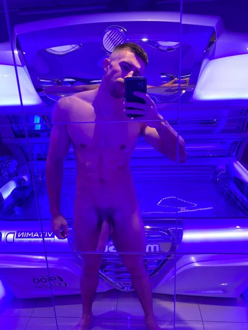 Who wants a taste of this big cock?😈