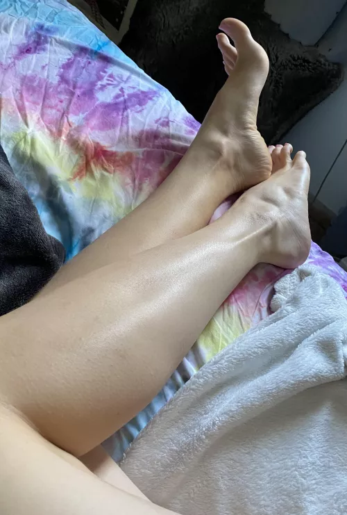 Who wants to lick from my thighs to my toes 👅