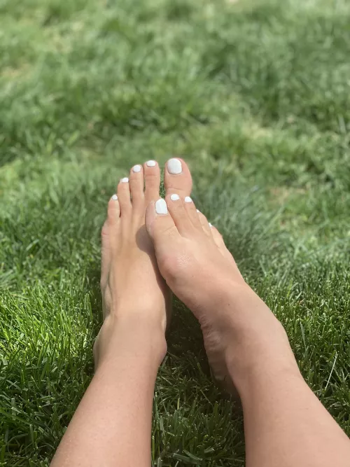 Who wants to lick my feet clean 😏
