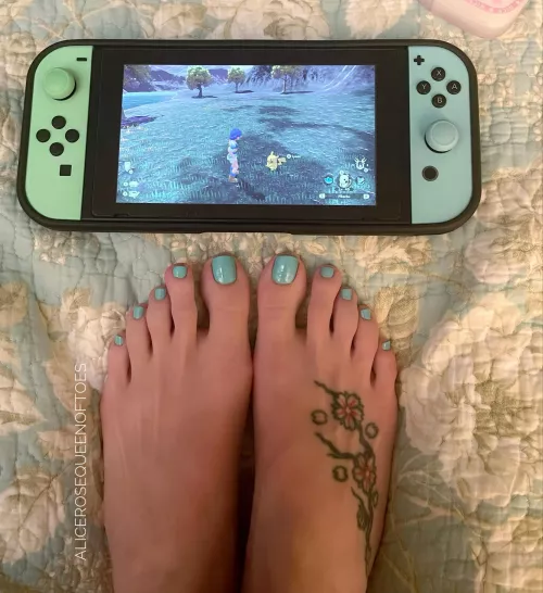 Who wants to play with my feet?? 😍