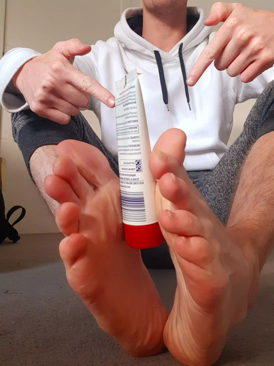 who wants to see me rub cream into my Irish feet 💦💦