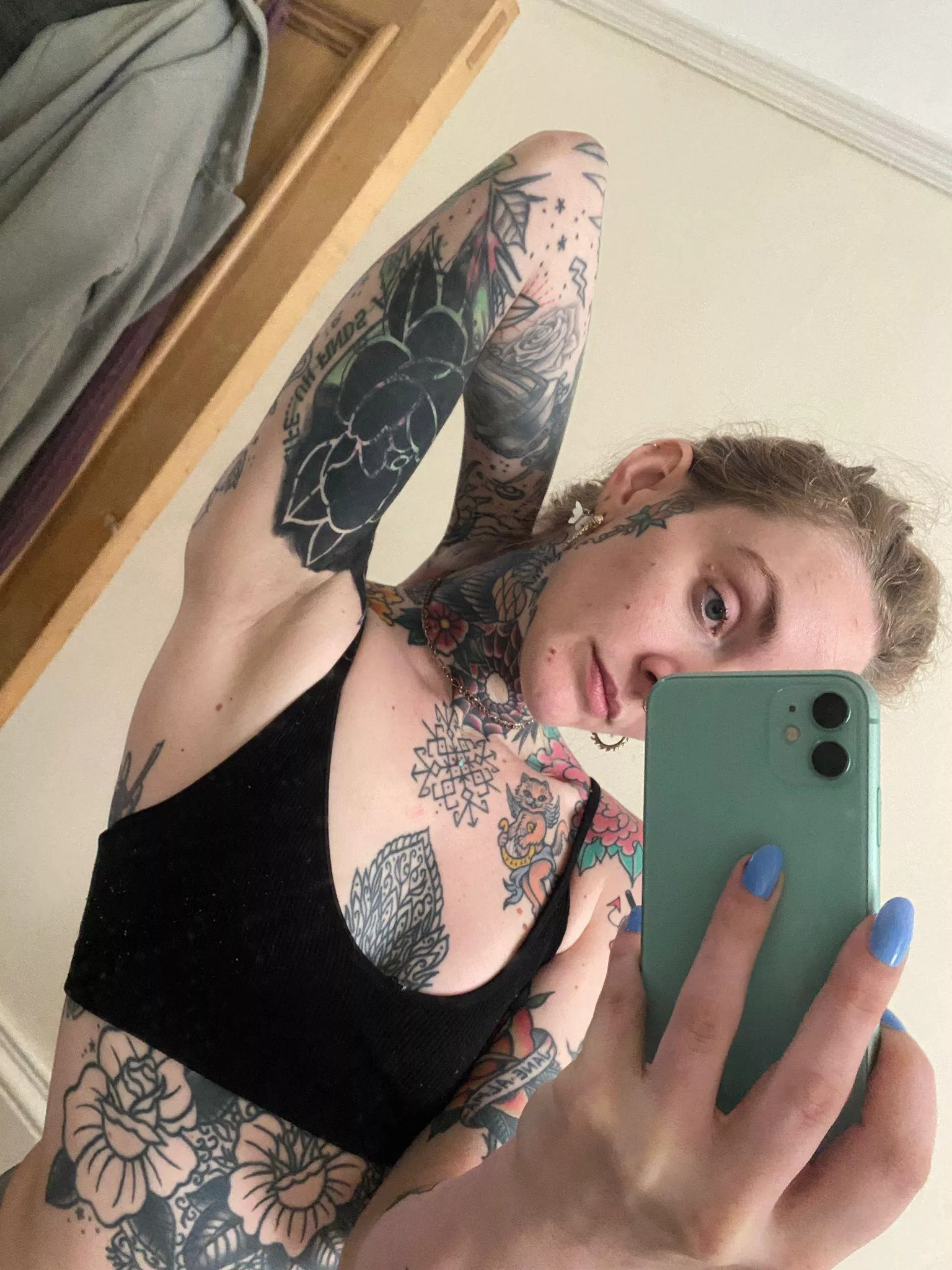 who wants to smell my pits after we fuck?