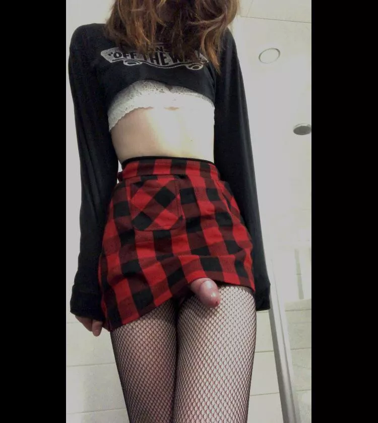 who wants to taste whats under my skirt😋