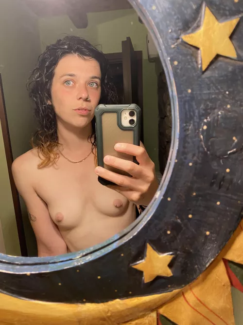 Who would wanna have a little play with my little boobies? 😘