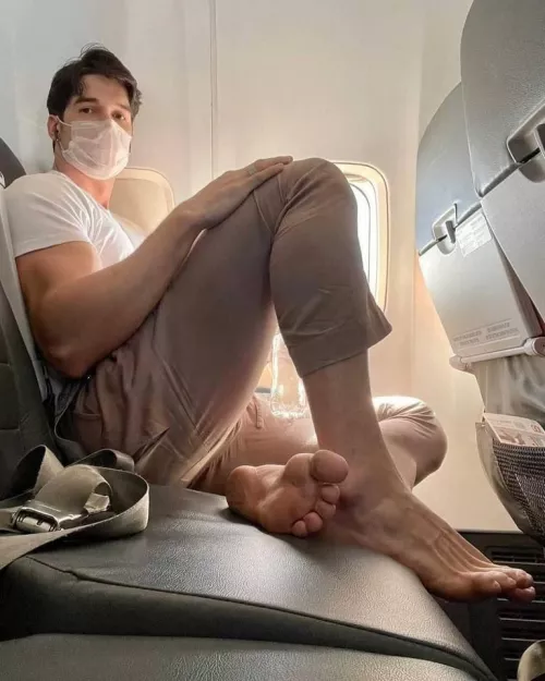 Why do I never get to sit nxet to this g7y on a plane?