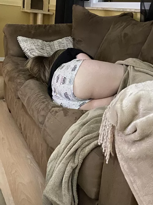 Wife passed out on the couch. Anyone want to come fuck her? Message me.