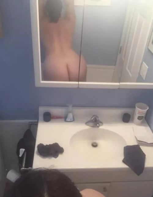 Wife showing off her ass! She’s wondering how many guys would take her doggie style right now!