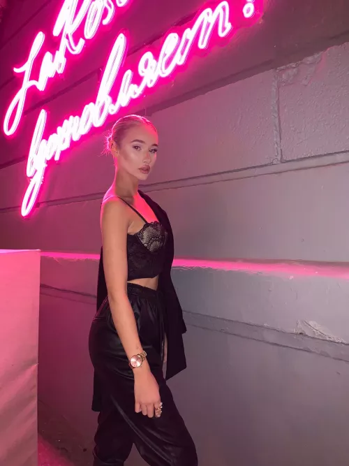 Will you bang this cute blonde girl? 😉😈