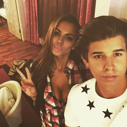 With a child of 16 years. Which is abnormal (Selfie)