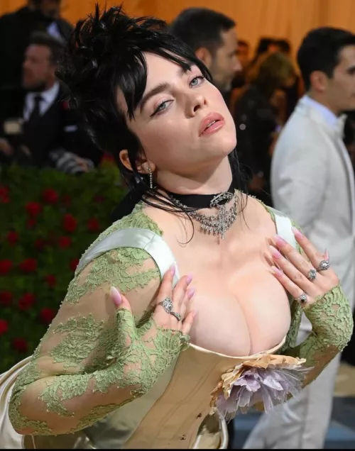 Woke up so horny for Billie Eillish that I had to call off of work. Would love to obsess to and worship her