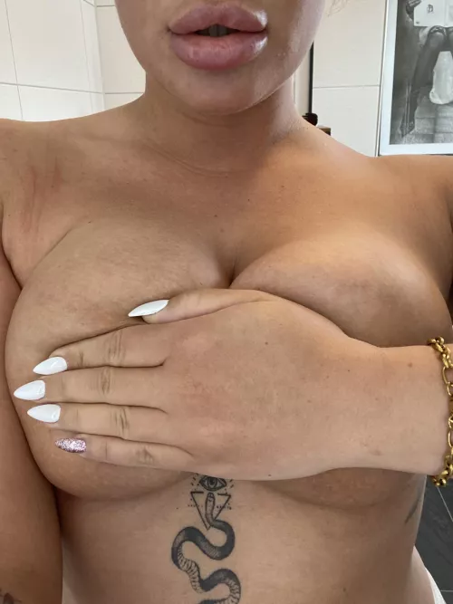 would make my day if at least one person loved my big chest 😇