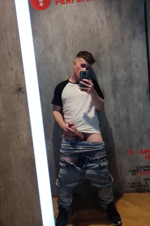 Would u join me in the tryroom? 😏😈