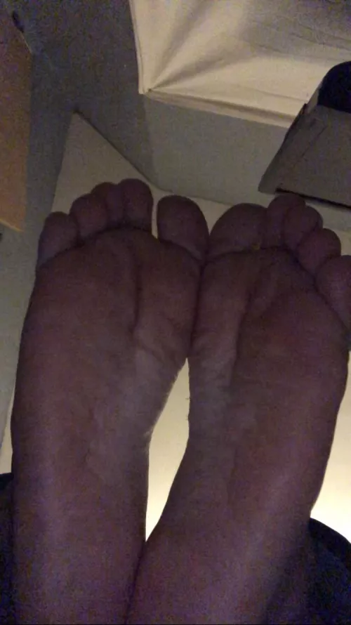 Would you lay under my soles? 😈🦶🏻