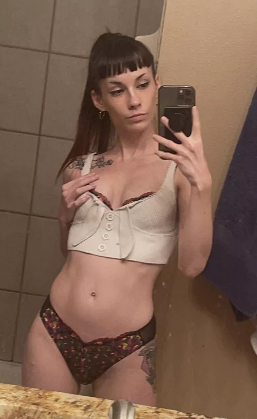 would you let me send you my nudes? 🤭🖤