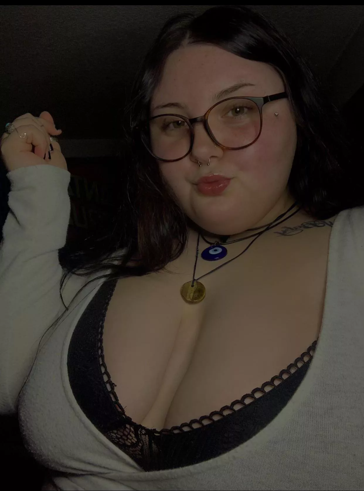 Would you stick your dick between my cleavage?😋💦