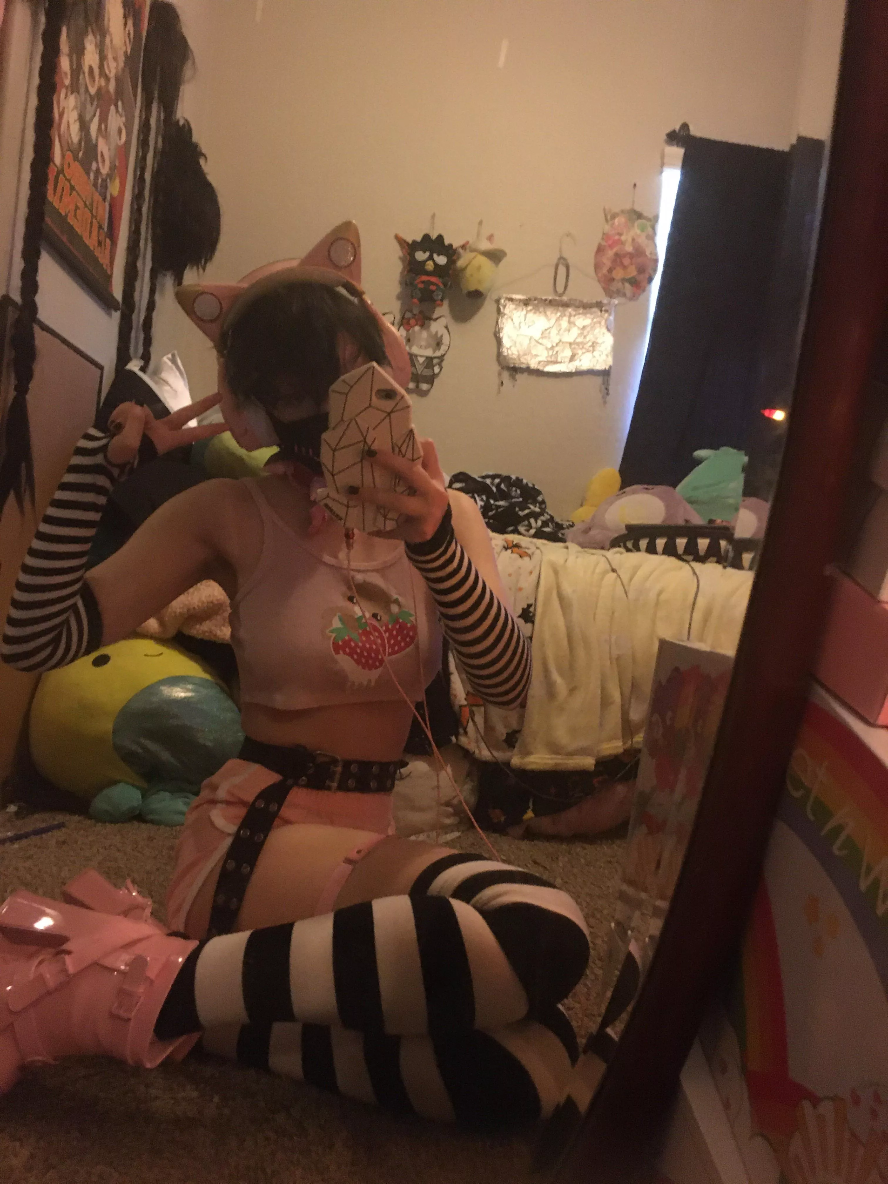 Yeah I’m a little dumb and messed up posting this whoops. Anyways better angle on the outfit for today.