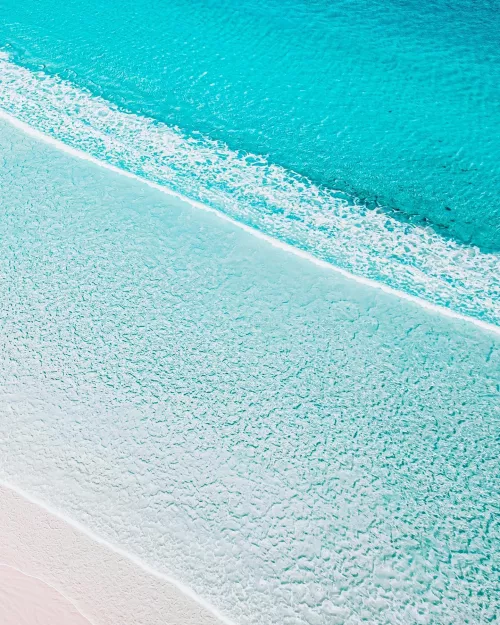 You first drive over the will and catch glimpse of this magnificent turquoise water and white sand 🌊🌊