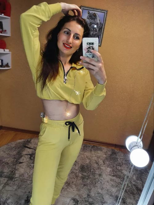 You like to see my belly? 💋