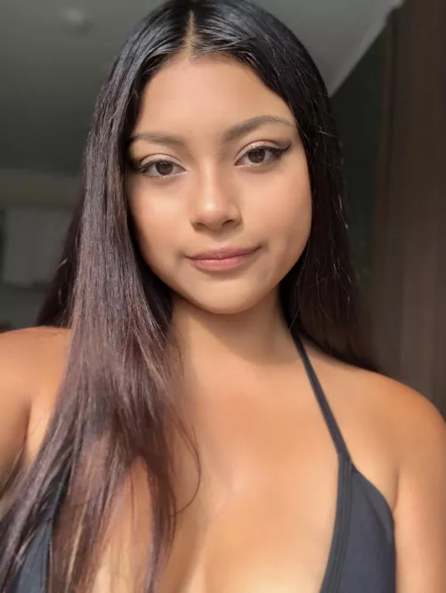 Young girl saying hi 👋