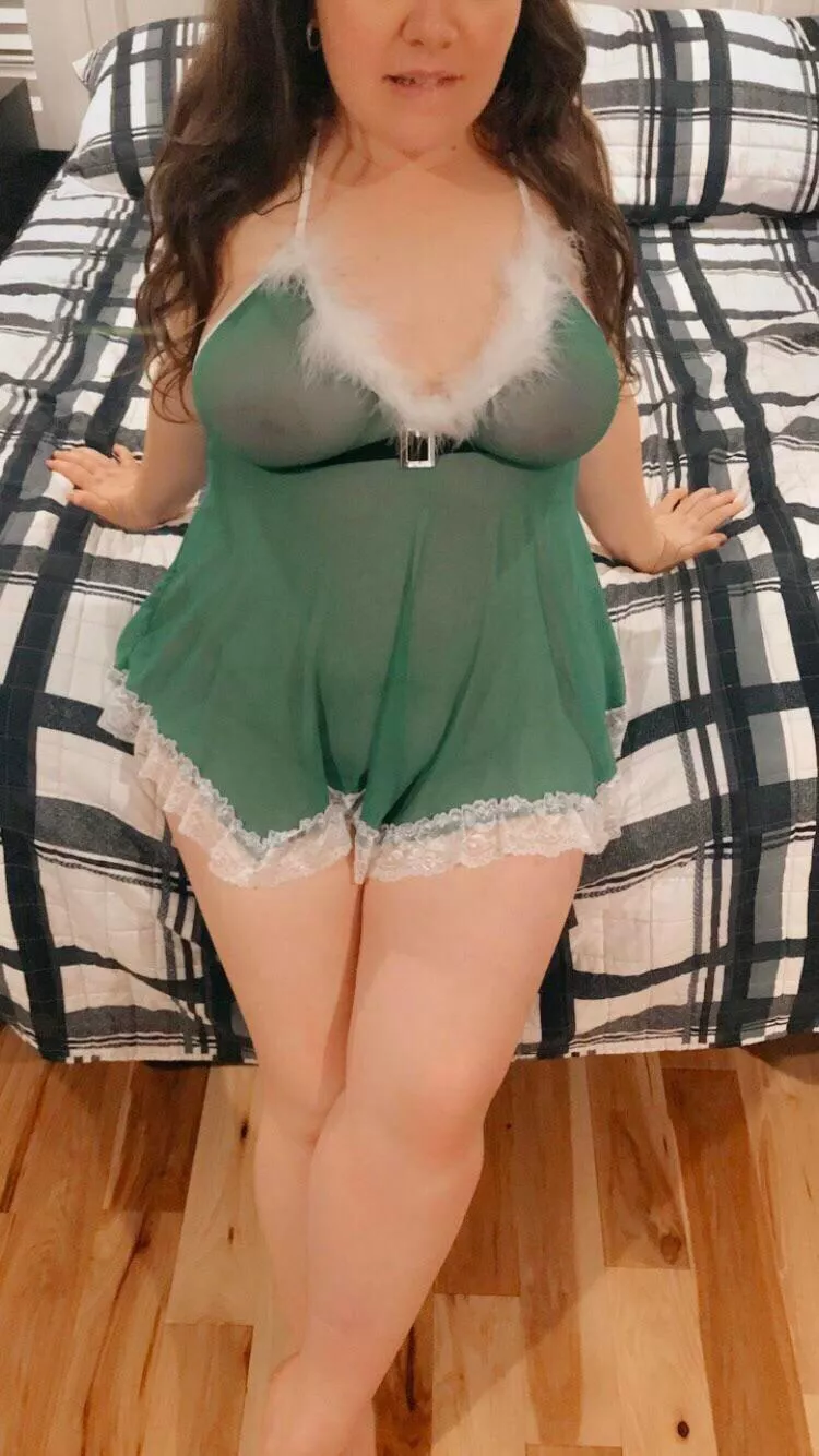 Young sexy MILF shared hotwife loves to be pounded by multiple men and left dripping with cum from her used pussy Young sexy MILF shared hotwife loves to be pounded by multiple men and left dripping with cum from her used pussy