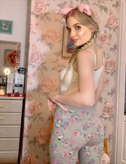 Your 5’2 cutie with a booty