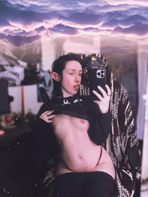 your cute elf gf wants some attention now pls 🥺🤍