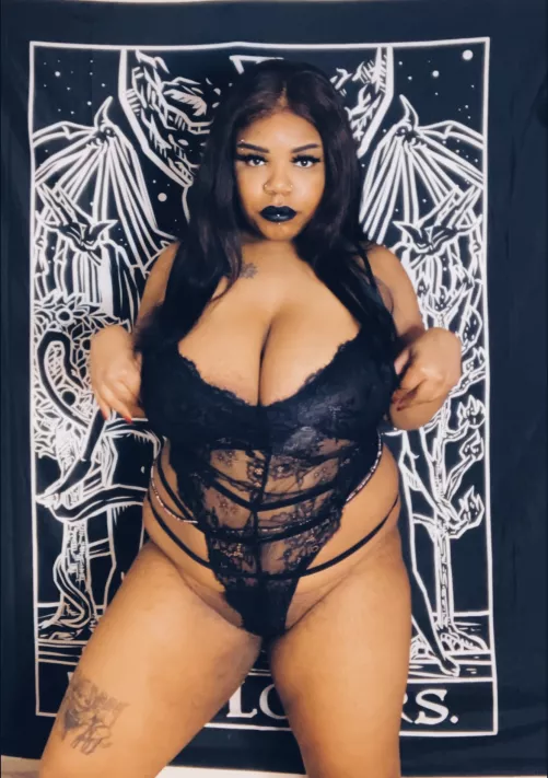 Your Queen is here you little slut 👑🖤