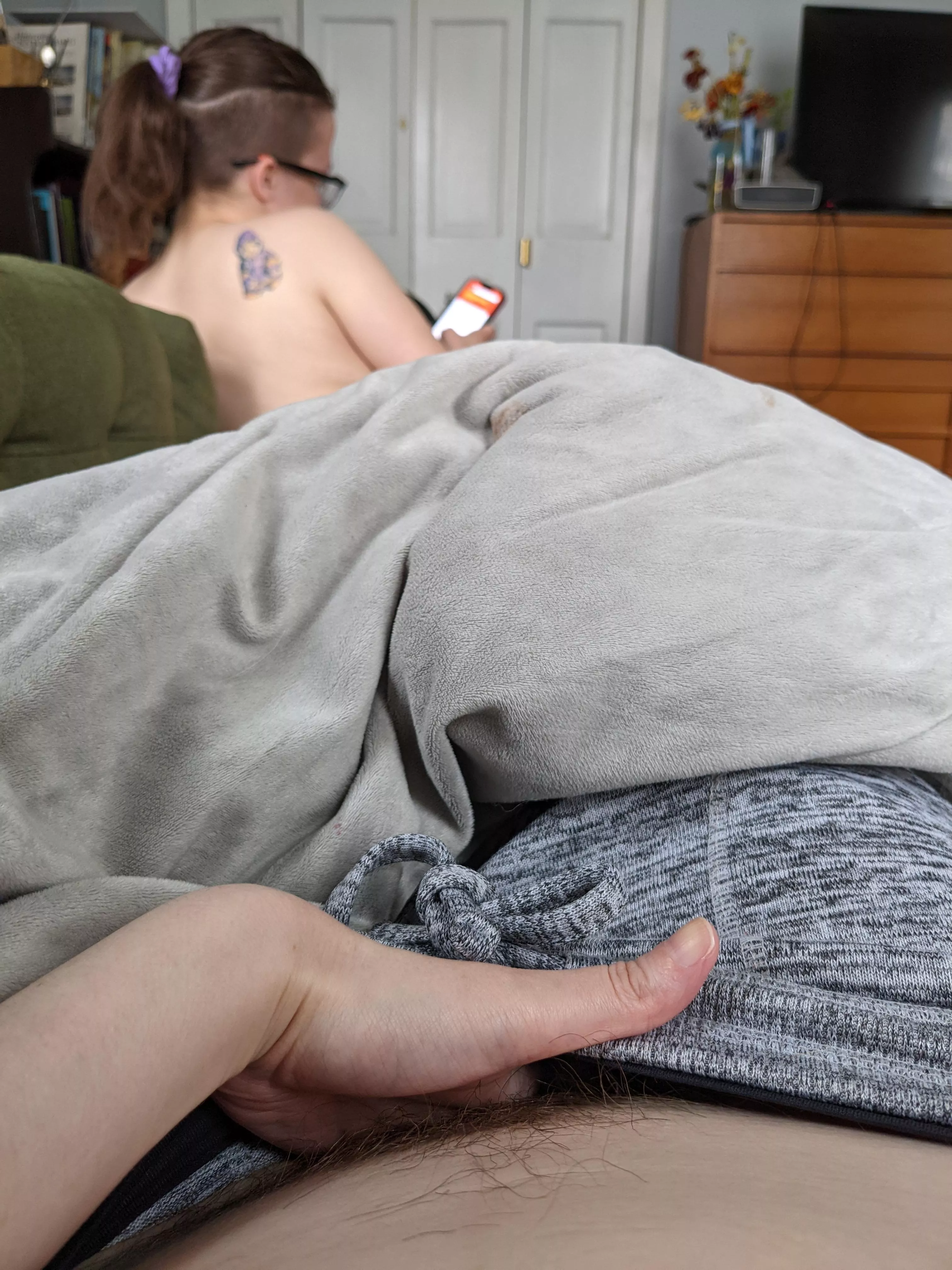 (yum) touching myself while my naked gf scrolls through lesbian Reddit during breakfast 🍳 🥞