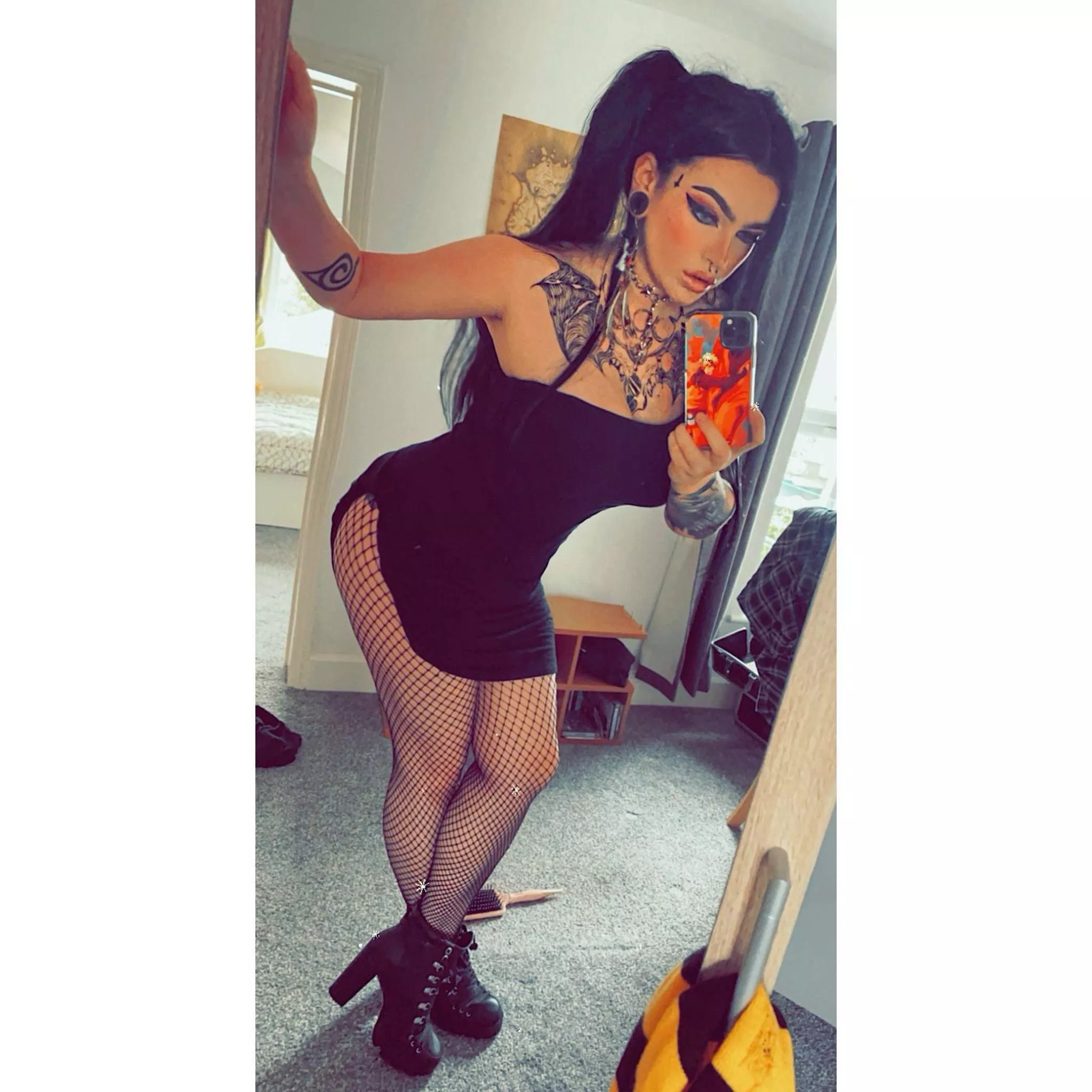 😈