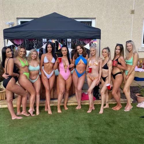 [10] Bikini babes
