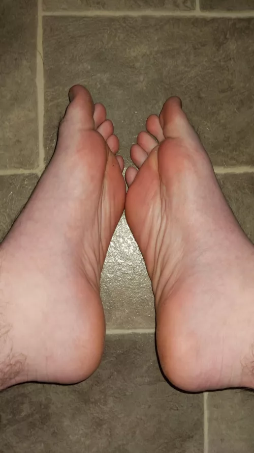 18 looking for a decent sized dick between my soles, DM me😉