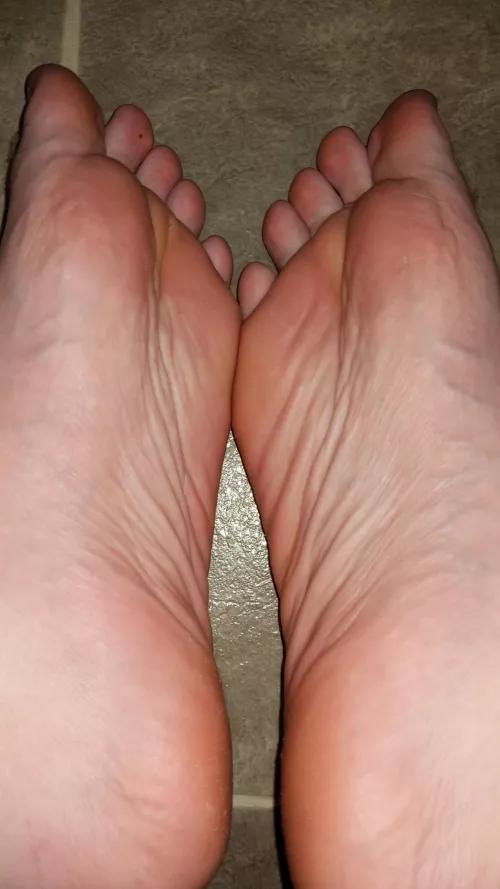 18 looking for a decent sized dick for between my soles, DM me 😉