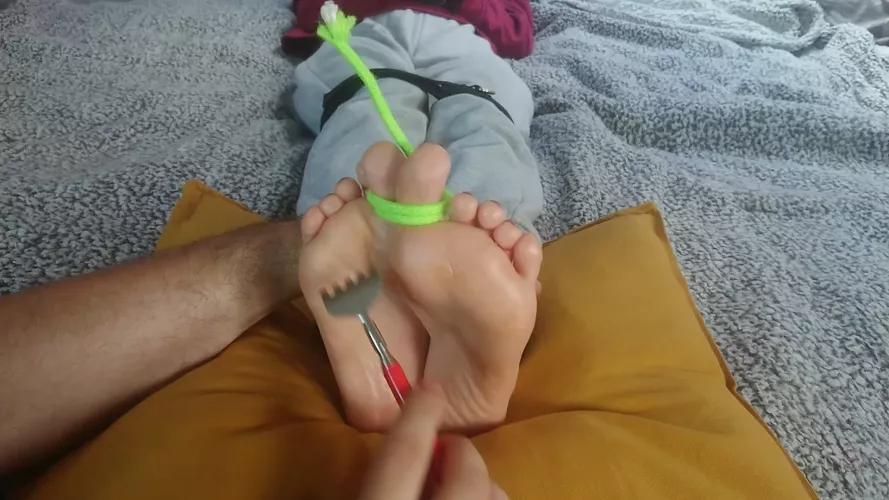 (18f, size 2) OMG! I hated that damn thing. It gets right under my toes!