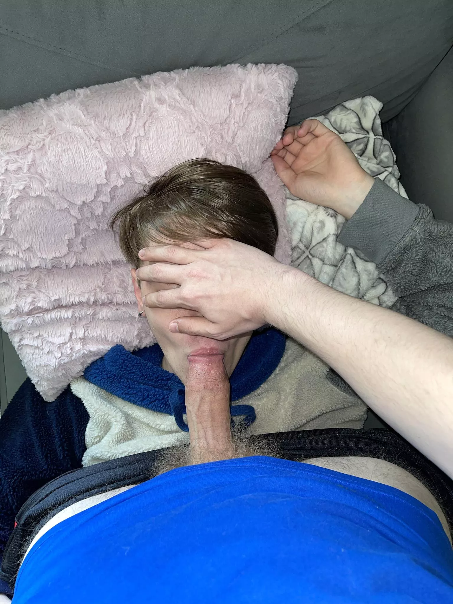 [19] I only wish I had two dicks to suck 🥰