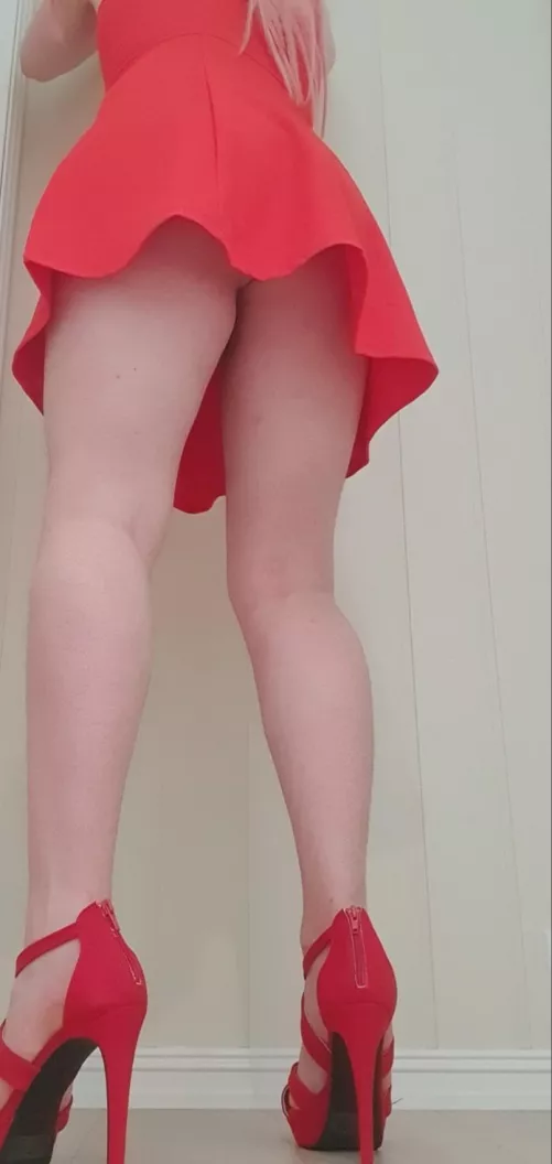 19yo sissy looking for longterm dom into full sissy exposure, kik: SissySofie20 or message me