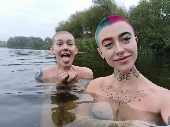 2 short haired hottest enjoying that cold water 💧 😍